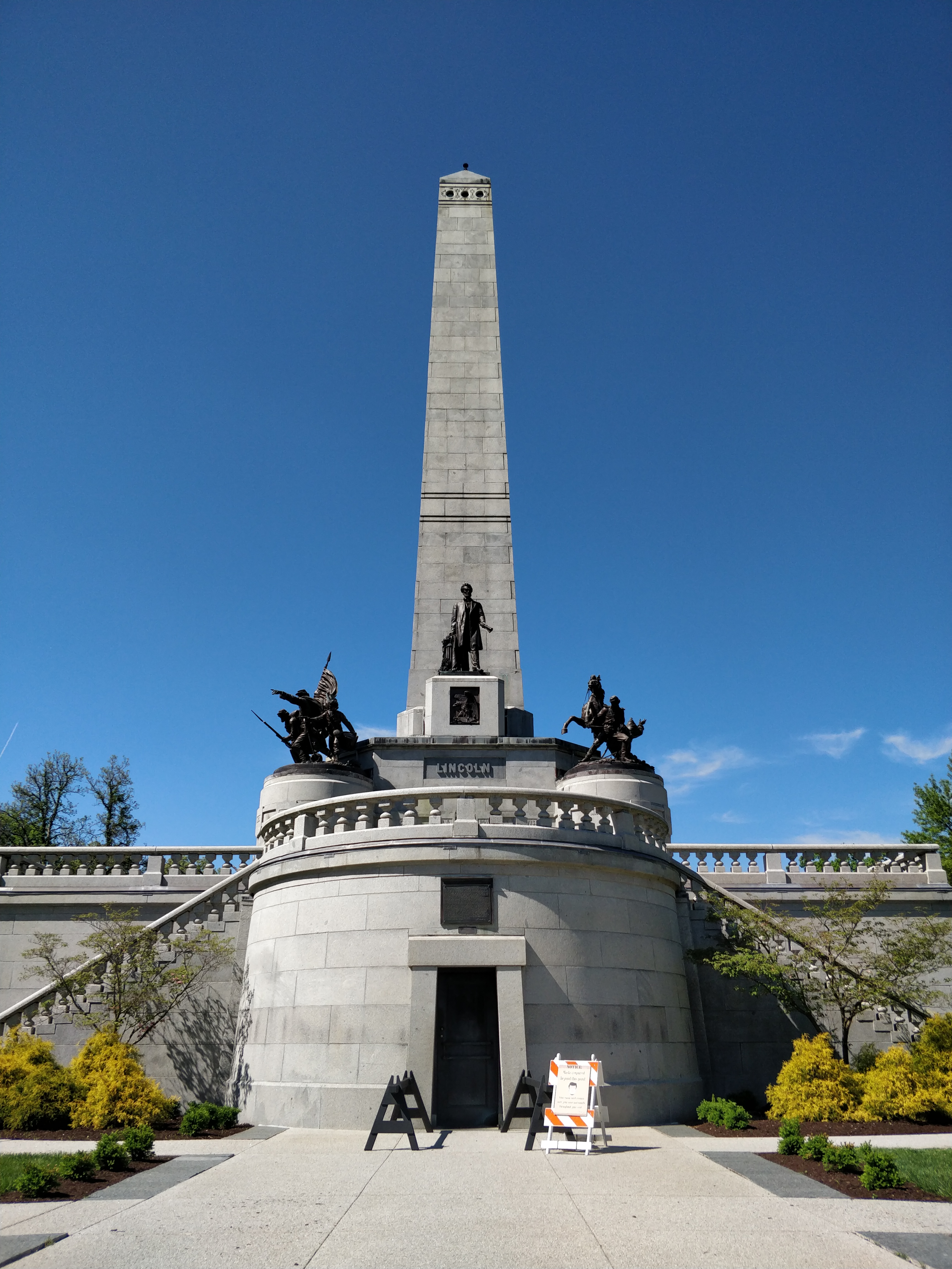 The exterior of the Lincoln family tomb